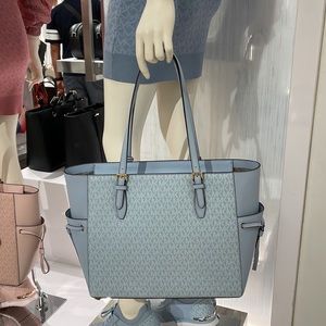 MICHAEL KORS GILLY LARGE DRAWSTRING TRAVEL TOTE SIGNATURE Pale Ocean